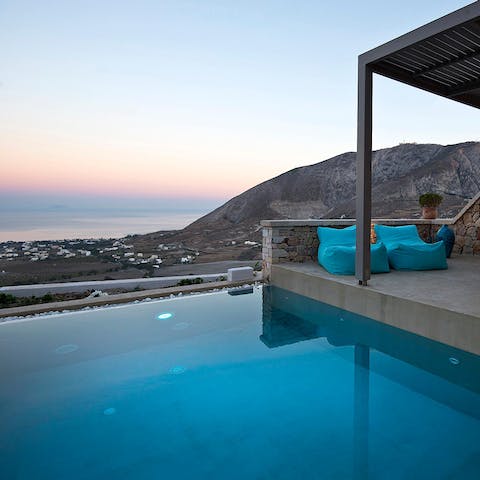 Soak up the sensational sunsets in the infinity pool, complete with whirlpool jets