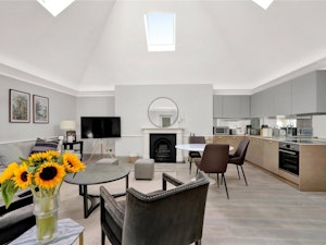 The Kensington Crown image 9
