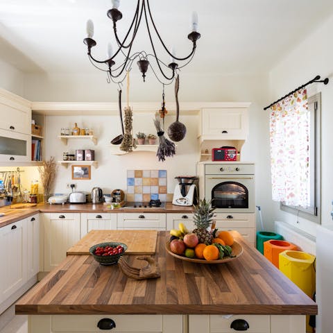 Enjoy cooking together in the charming traditional kitchen