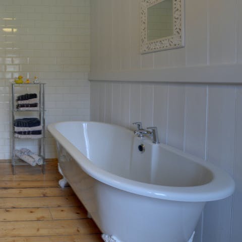 Unwind in the large free-standing bath tub, after a country walk in East Sutton