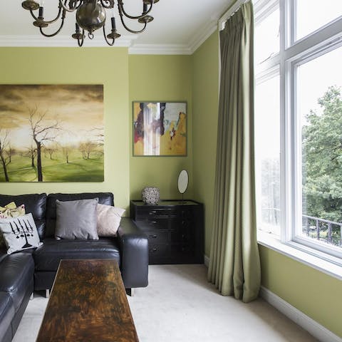 Feel at one with nature in the green snug overlooking the park 