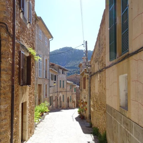 Discover the winding streets of Cala Figuera and beyond