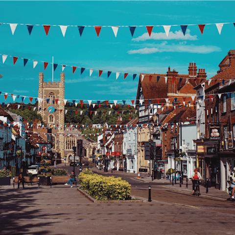 Reach the boutiques and cafes of Henley-on-Thames in ten minutes by car