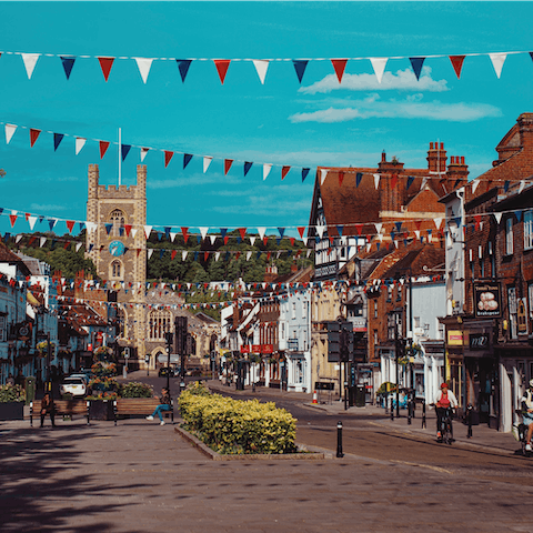 Reach the boutiques and cafes of Henley-on-Thames in ten minutes by car
