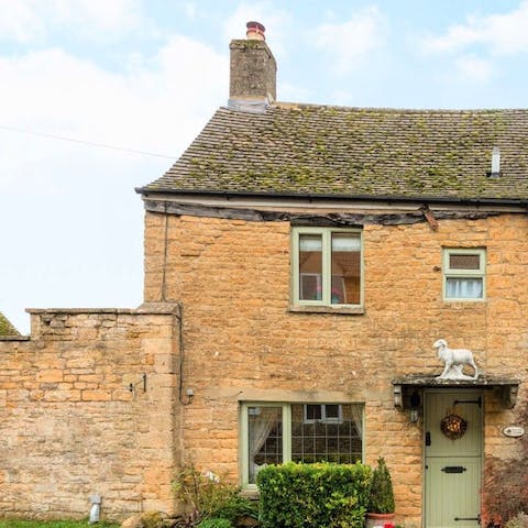 Arrive in style, to the quaint exterior of this traditional Cotswold stone home