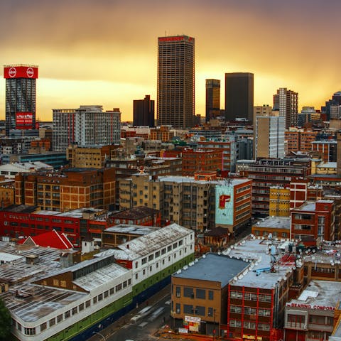 Discover Johannesburg and life right in the heart of South Africa, with superb museums, skyscrapers and galleries 