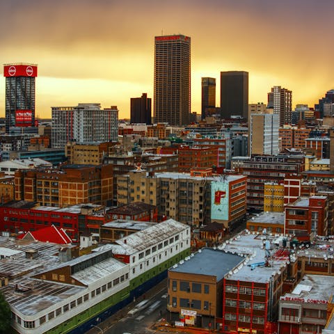Discover Johannesburg and life right in the heart of South Africa, with superb museums, skyscrapers and galleries