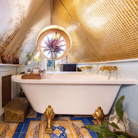 Spend evenings unwinding in the clawfoot tub – a glass of bubbly in hand
