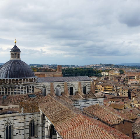 Explore the beautiful city of Siena – just 25 kilometres away