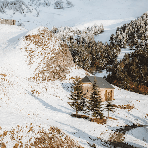 Head up the Spanish Pyrenees from your home at the foot of the slopes, with direct access to the cable car