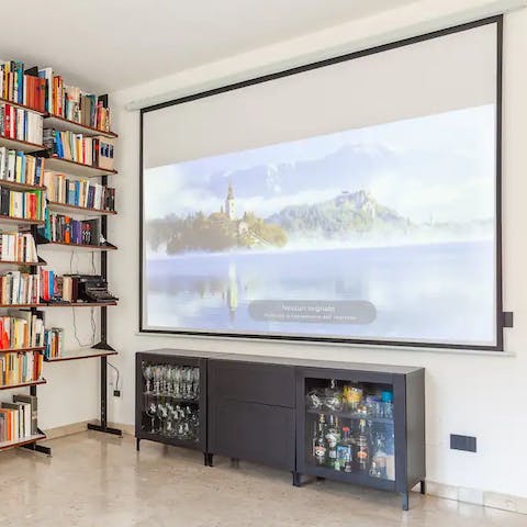 Enjoy an atmospheric night at the movies and watch your favourite film on the projector screen