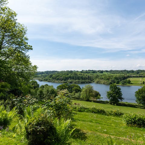 Stay right on Bewl Water, a ten-minute drive from the villages