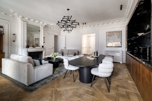 Louvre Elegance image 3