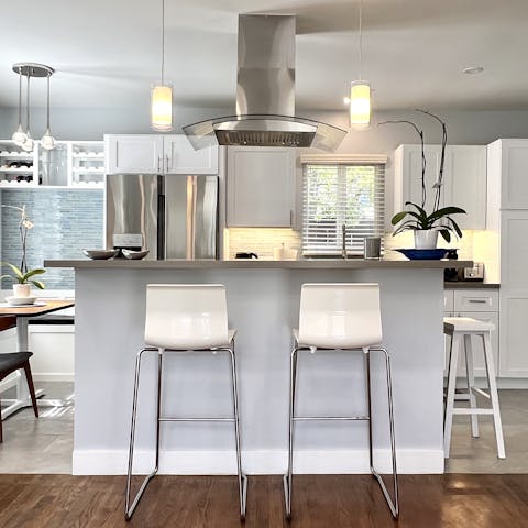 Stay well-fed with the large kitchen – perfect for light bites to feasts