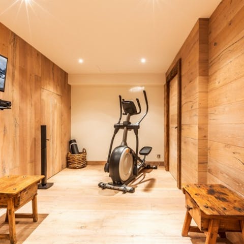 Prepare your muscles in the gym for a day slaloming through the pistes