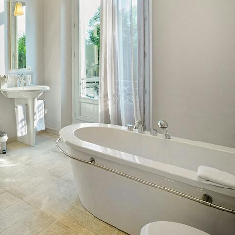 Chill out in bubbles in the Philippe Starck bath