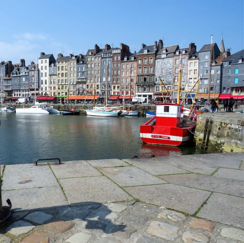 Discover the charm of Honfleur's Old Harbour, lined with waterside bars and restaurants, it's just 400 metres from your apartment
