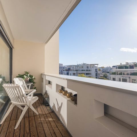 Enjoy views across this leafy part of Boulogne Billancourt from the balcony
