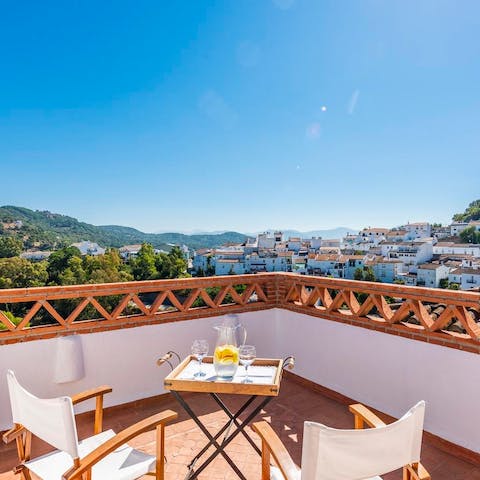 On the northern terrace enjoy splendid views of the Guadiaro valley