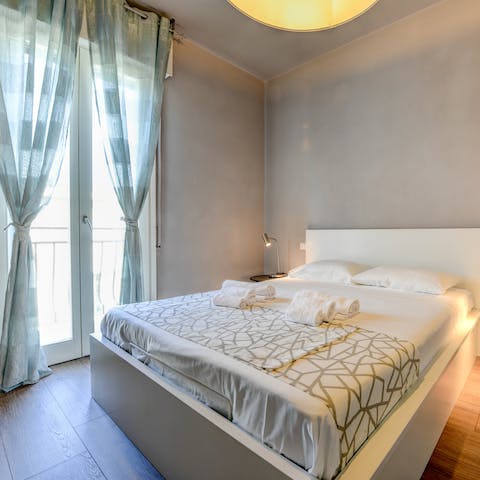 Wake up to the beautiful sunlight streaming in through the large glass doors to the balcony