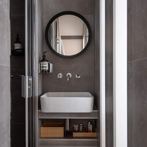 Get ready for an evening out in Le Marais in the stylish bathroom