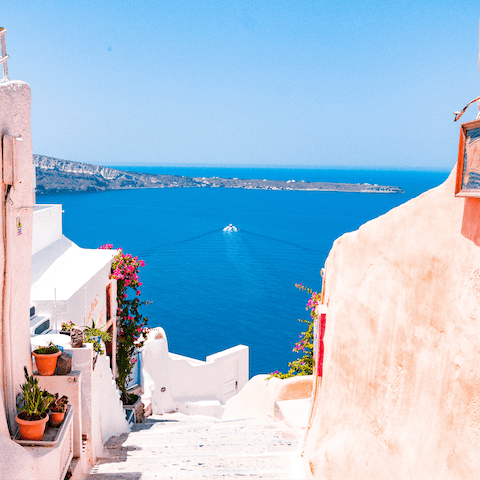 Head down to Ammoudi Bay (ten minutes on foot) for a seafood supper 