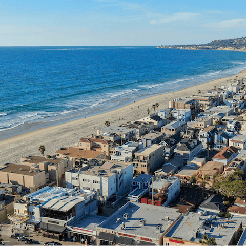 Walk to the golden sands of Mission Bay beach within minutes