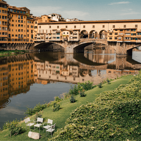 Take an early evening passeggiata over Ponte Vecchio (a twelve-minute stroll away)