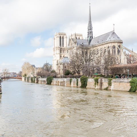 Stay right on the banks of the Seine, a two-minute walk from Notre Dame