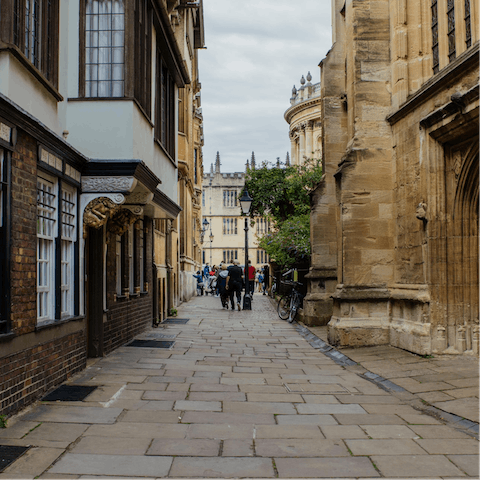 Stroll along the ancient streets of Oxford, home to the Bodleian Library