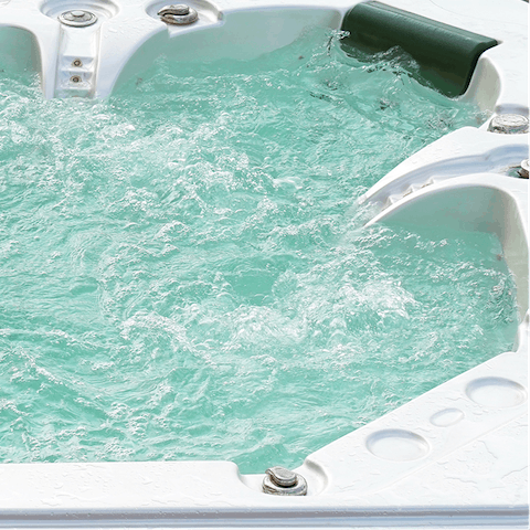 Unwind in your indoor hot tub and Hammam 