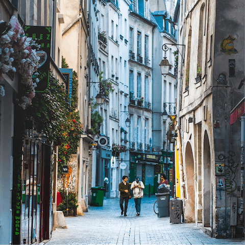 Visit cocktail bars and quirky boutiques of Le Marais in just ten minutes