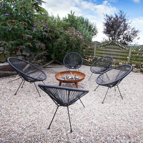 Gather around the firepit in the evening and share drinks under the stars