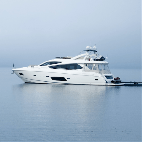 Let your host organise a yacht trip around Biscayne Bay
