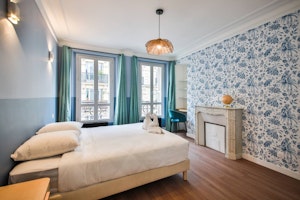 Parisian Classic image 3