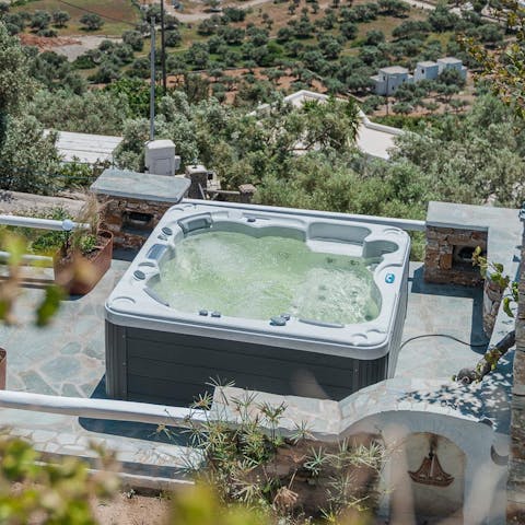 Find total relaxation while soaking in the Jacuzzi 