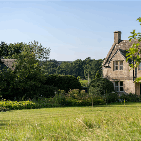 Enjoy the charming Cotswolds countryside right on your doorstep