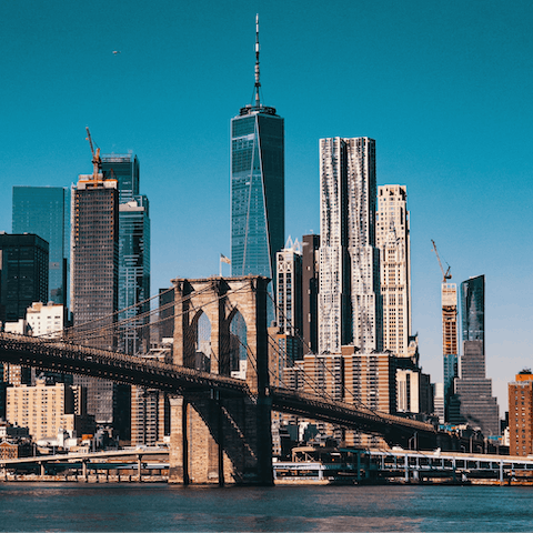 Take a twenty-minute cab to the Brooklyn Bridge 