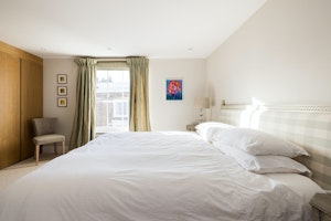 Sunny in Chelsea image 9