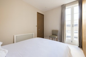 Sunny in Chelsea image 5
