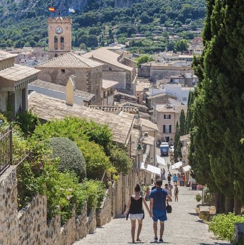 Discover the beautiful countryside, sandy beaches and famous caves of the Campanet Valley