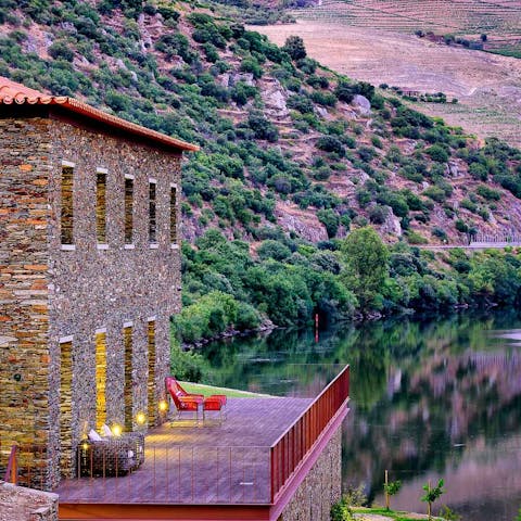 Stay on the banks of the Douro River – twenty minutes from Pinhão