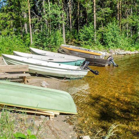 Explore the clear waters of Lake Pielinen by boat 