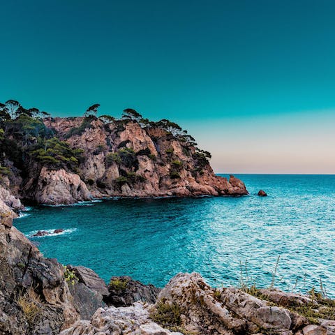 Stroll over to Andalucía's stunning coastline in only twenty minutes 