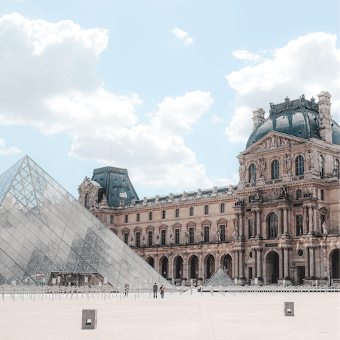 Take a stroll through the neighbourhood towards the Louvre – only a sixteen–minute walk away 