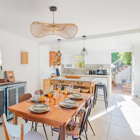 Cook up a storm and then savour the flavours in this sociable dining area