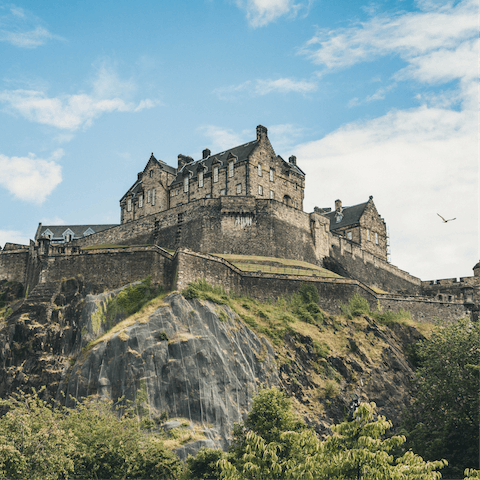 Stay just a twelve-minute walk from Edinburgh Castle and Scottish National Portrait Gallery