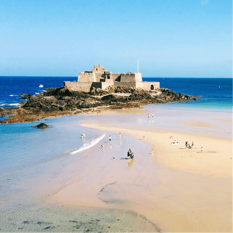 Take a refreshing walk along the beaches surrounding Saint-Malo