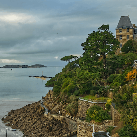 Experience the beauty of the Emerald Coast from the shores of Dinard