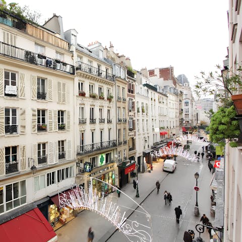 Stroll along Montorgueil, stopping at bakeries along the way